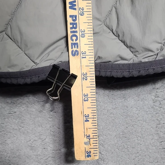 Duluth Trading Co Gray Quilted Vest with Two-Tone Design - Picture 7 of 8